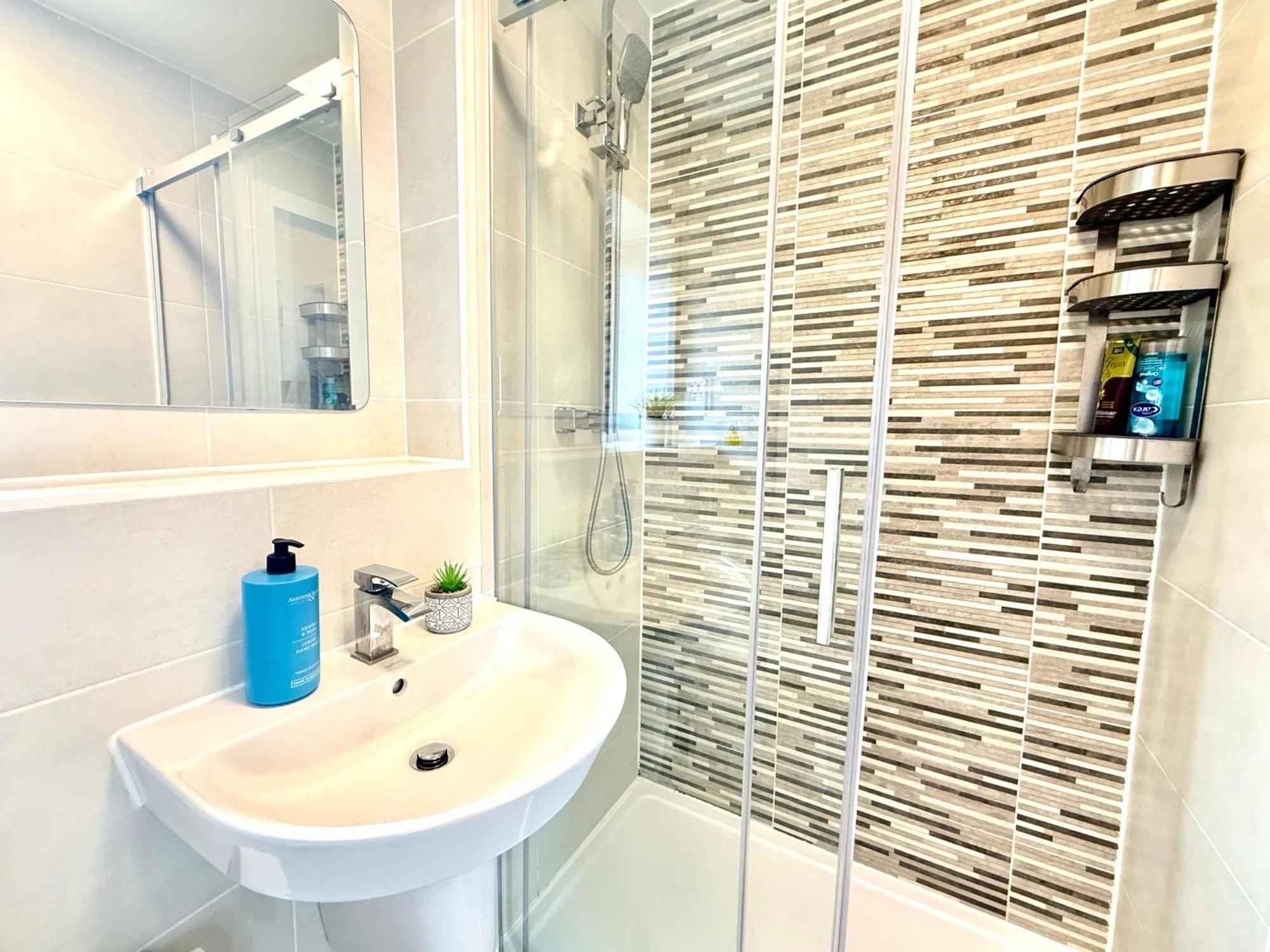 Walnut Flats-F5, Stylish 1-Bedroom - Parking, Netflix, Wifi - Close To Oxford, Bicester & Blenheim Palace 基德灵顿 外观 照片