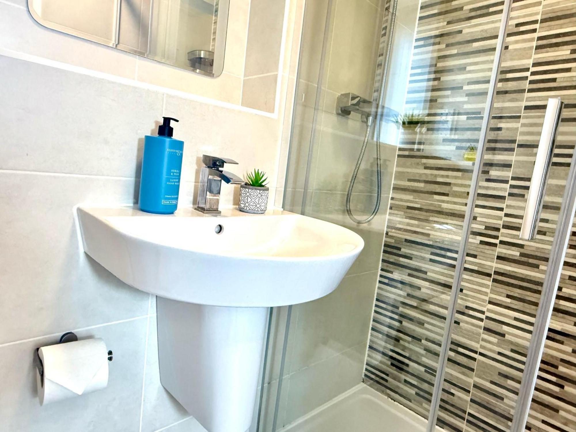 Walnut Flats-F5, Stylish 1-Bedroom - Parking, Netflix, Wifi - Close To Oxford, Bicester & Blenheim Palace 基德灵顿 外观 照片